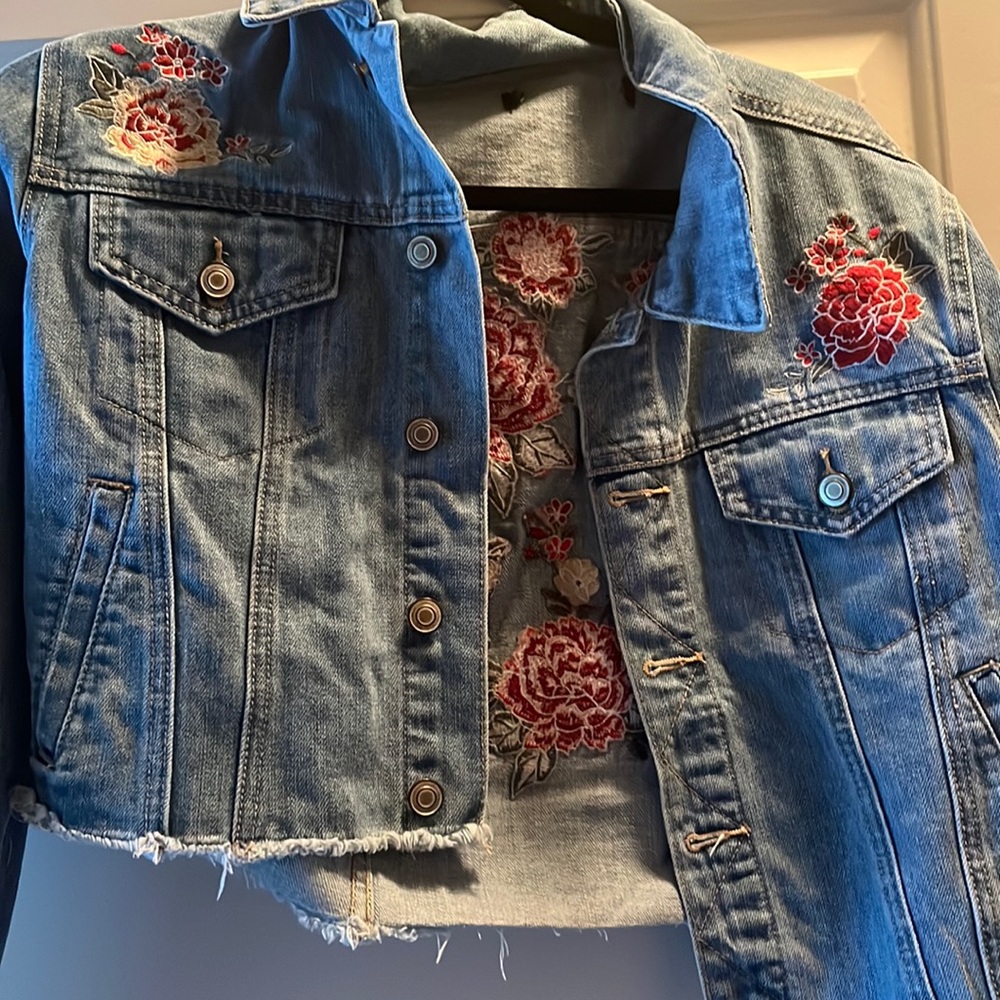 Crop flower Jean jacket. Medium